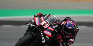 Martin vince la sprint del Gp di Francia, Bagnaia conquista la pole. Marquez cade e si frattura il piede
