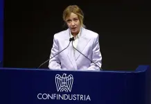 Meloni all’assemblea di Confindustria: “Fare squadra per affrontare le sfide”. Orsini: “Riallocare 20 miliardi a crescita, sanità e scuola”