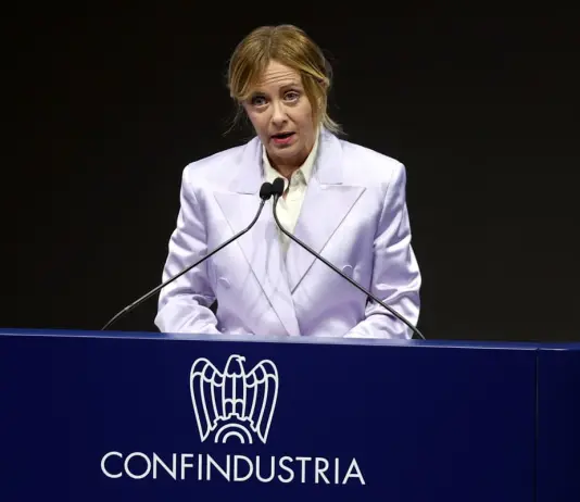 Meloni all’assemblea di Confindustria: “Fare squadra per affrontare le sfide”. Orsini: “Riallocare 20 miliardi a crescita, sanità e scuola”