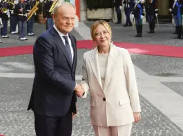 Meloni incontra il primo ministro polacco Tusk “Con la Polonia battaglia comune sui dazi interni Ue” / Video