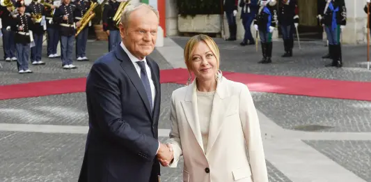 Meloni incontra il primo ministro polacco Tusk “Con la Polonia battaglia comune sui dazi interni Ue” / Video