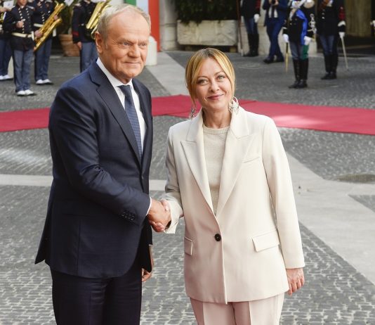 Meloni incontra il primo ministro polacco Tusk “Con la Polonia battaglia comune sui dazi interni Ue”