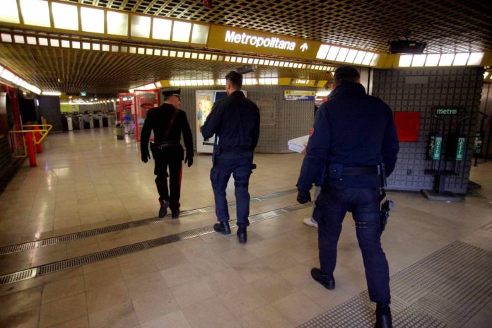 Controlli dei carabinieri nella stazione di Rogoredo