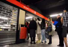 Frenata brusca della metro a Milano per evitare una persona sui binari, alcuni feriti contusi