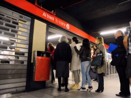 Frenata brusca della metro a Milano per evitare una persona sui binari, alcuni feriti contusi