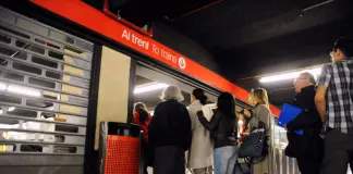 Frenata brusca della metro a Milano per evitare una persona sui binari, alcuni feriti contusi