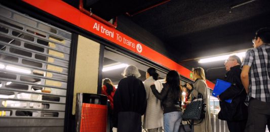 Frenata brusca della metro a Milano per evitare una persona sui binari, alcuni feriti contusi