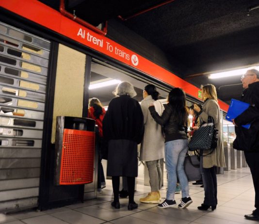 Frenata brusca della metro a Milano per evitare una persona sui binari, alcuni feriti contusi
