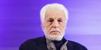 Michele Placido compie 80 anni e indossa i panni di Celestino V in tv