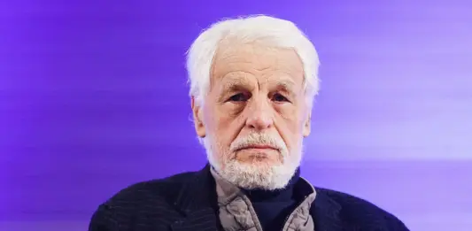 Michele Placido compie 80 anni e indossa i panni di Celestino V in tv