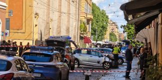 Auto in corsa travolge pedoni a Modena: 8 feriti, 4 sono gravi. Fermato 31enne