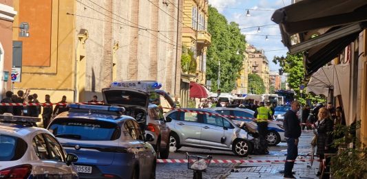 Auto in corsa travolge i pedoni a Modena: 8 feriti, 4 sono gravi. Fermato un 31enne, in passato sarebbe stato in cura psichiatrica