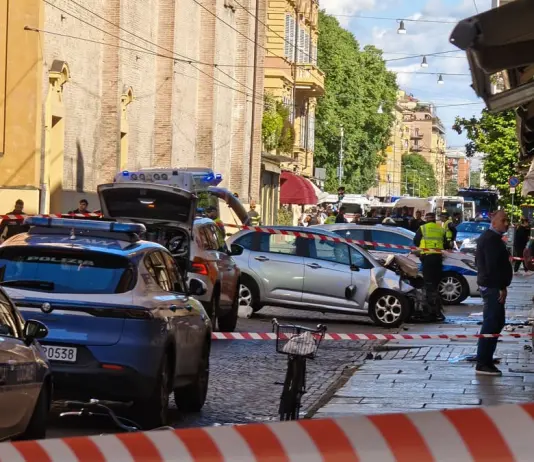 Auto travolge i pedoni a Modena: 8 feriti, 4 gravi. Fermato un 31enne, in passato era stato in cura psichiatrica. Testimoni “Andava a 100 all’ora”