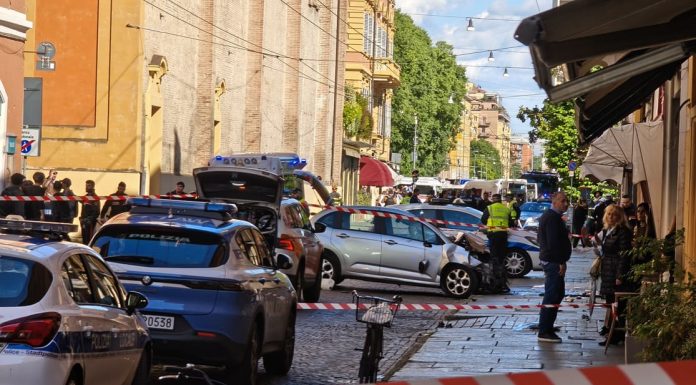 Auto in corsa travolge pedoni a Modena: 8 feriti, 4 sono gravi. Fermato 31enne