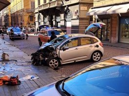 Auto in corsa travolge i pedoni a Modena: 8 feriti, 4 sono gravi. Fermato 31enne