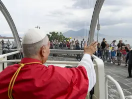 Bagno di folla per Papa Leone a Pompei e Napoli, 30mila fedeli in piazza del Plebiscito / Video