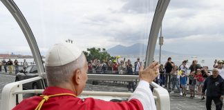 Bagno di folla per Papa Leone a Pompei e Napoli, 30mila fedeli in piazza del Plebiscito / Video