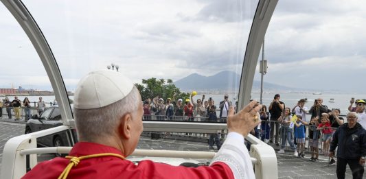 Bagno di folla per Papa Leone a Pompei e Napoli, 30mila fedeli in piazza del Plebiscito / Video