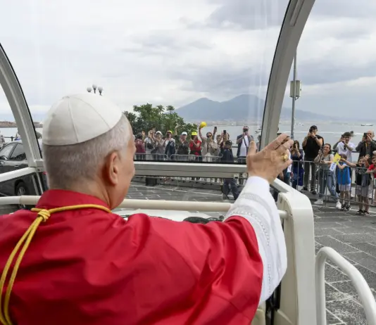 Bagno di folla per Papa Leone a Pompei e Napoli, 30mila fedeli in piazza del Plebiscito / Video