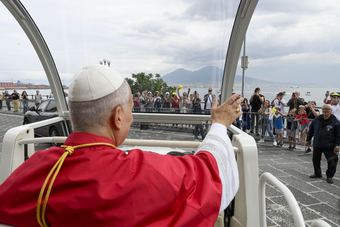 Bagno di folla per Papa Leone a Pompei e Napoli, 30mila fedeli in piazza del Plebiscito / Video