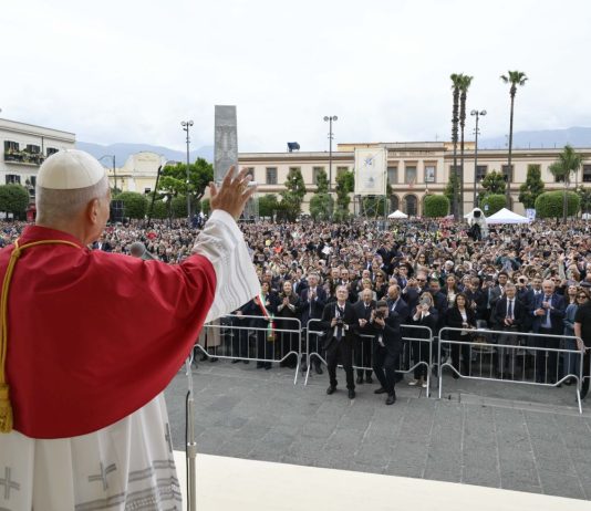 Papa Leone XIV in visita a Pompei e Napoli: “La pace è messa a repentaglio dalle tensioni internazionali”
