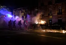 Notte di scontri a Parigi per la festa della Champions vinta dal Psg, 1 morto e 219 feriti