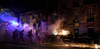 Notte di scontri a Parigi per la festa della Champions vinta dal Psg, 1 morto e 219 feriti