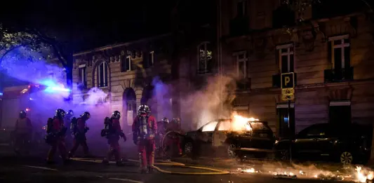 Notte di scontri a Parigi per la festa della Champions vinta dal Psg, 1 morto e 219 feriti