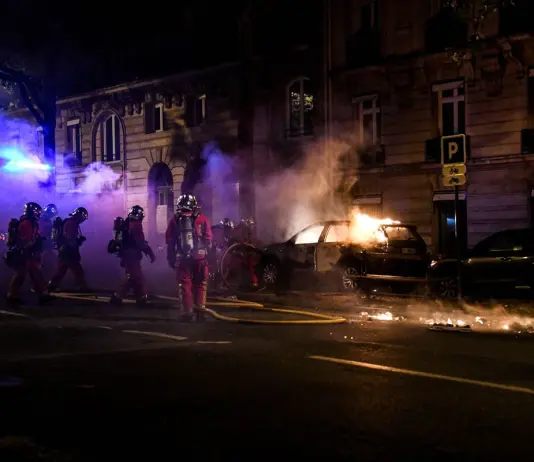 Notte di scontri a Parigi per la festa della Champions vinta dal Psg, 1 morto e 219 feriti