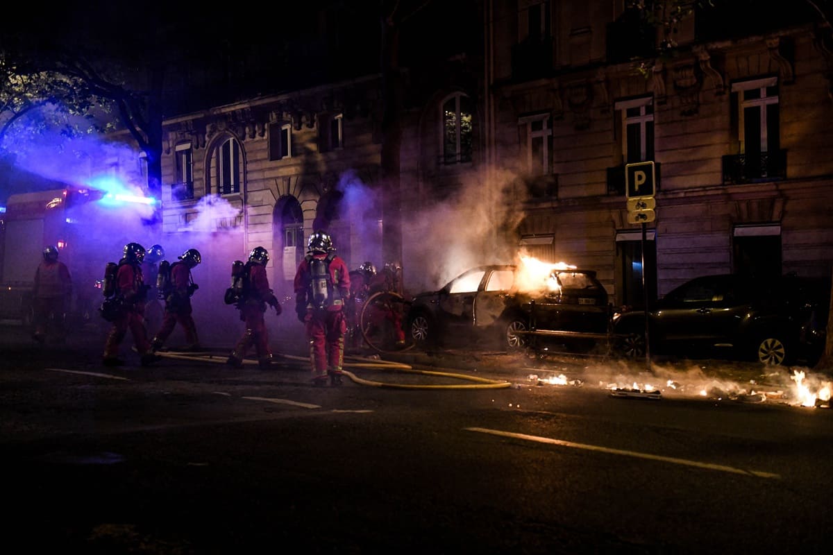 Notte di scontri a Parigi per la festa della Champions vinta dal Psg, 1 morto e 219 feriti