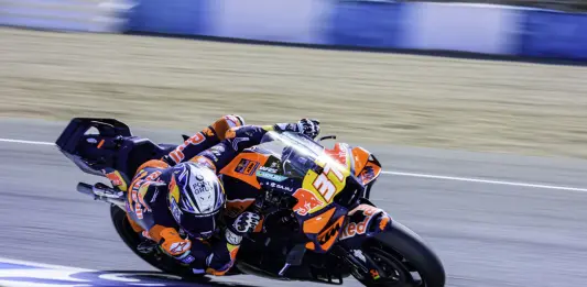 MotoGP, Acosta in pole al GP di Catalogna. Secondo Morbidelli, cade Bezzecchi