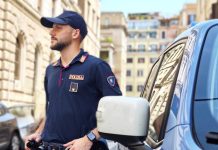 “Truffa dello specchietto” sventata in flagranza dalla Polizia a Roma, un arresto