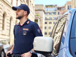 “Truffa dello specchietto” sventata in flagranza dalla Polizia a Roma, un arresto