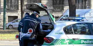 Auto investe una coppia di anziani a Milano, morto un uomo