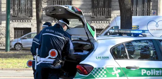 Auto investe una coppia di anziani a Milano, morto un uomo