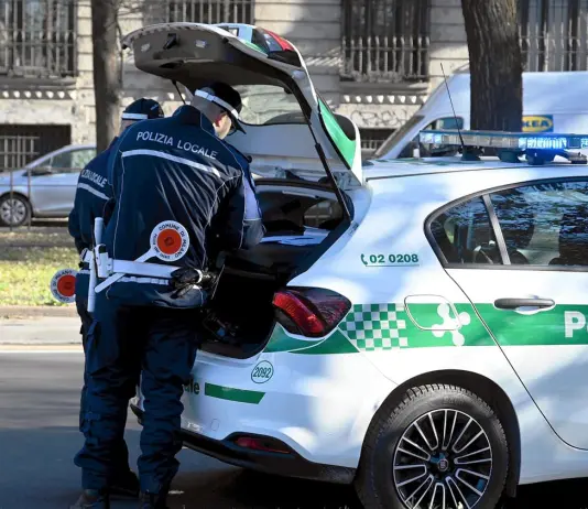 Auto investe una coppia di anziani a Milano, morto un uomo
