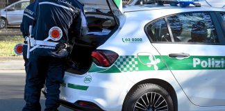 Travolge uno scooter e un pedone a Milano e poi fugge, arrestato. Grave il motociclista