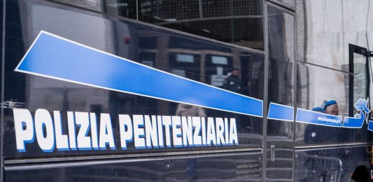 Droga e telefonini in carcere a Taranto, eseguite 11 misure cautelari