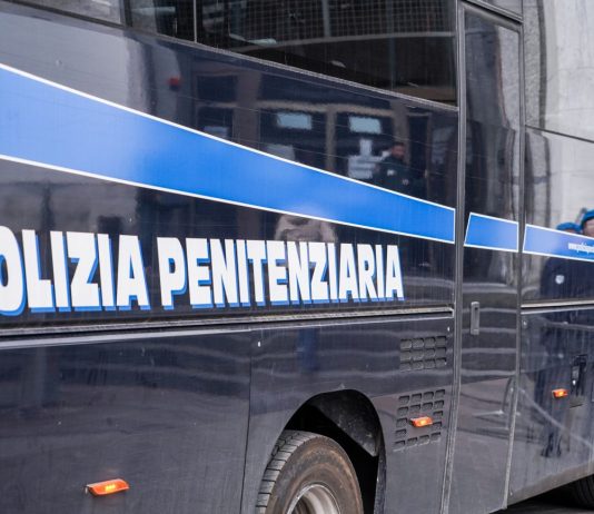 Droga e telefonini in carcere a Taranto, misure nei confronti di 11 soggetti