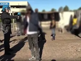 Roma, donna adescata e costretta per tre giorni a violenze sessuali di gruppo in uno stabile abbandonato: fermate 5 persone