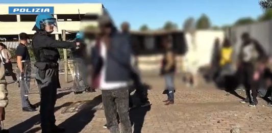 Roma, donna adescata e costretta per tre giorni a violenze sessuali di gruppo in uno stabile abbandonato: fermate 5 persone