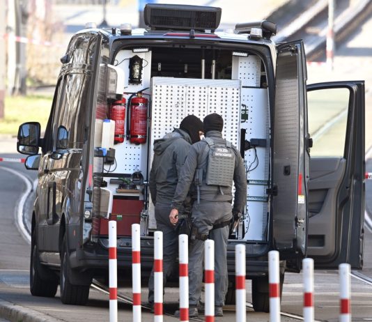 Auto in corsa sulla folla a Lipsia, due morti e due feriti gravi