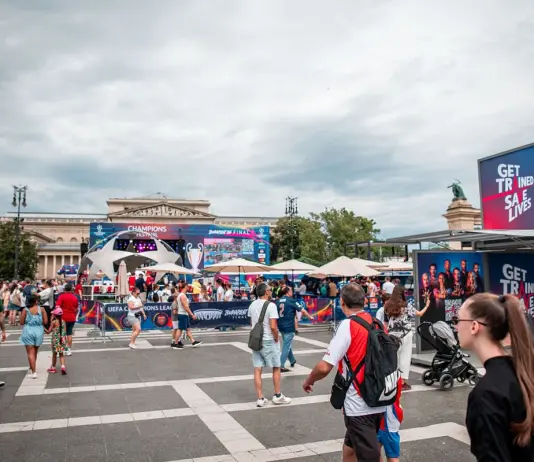 Psg and Arsenal fans fighting in the streets of Budapest ahead of the Champions League final