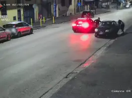 Rapina in piena notte a un commerciante, poi la fuga: arrestato 42enne a Napoli / Video