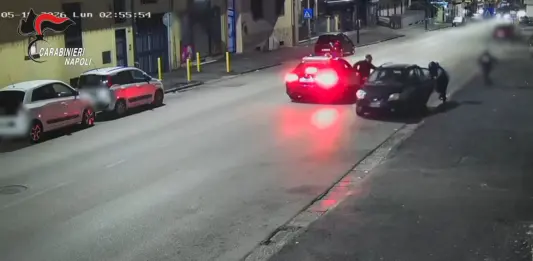 Rapina in piena notte a un commerciante, poi la fuga: arrestato 42enne a Napoli / Video