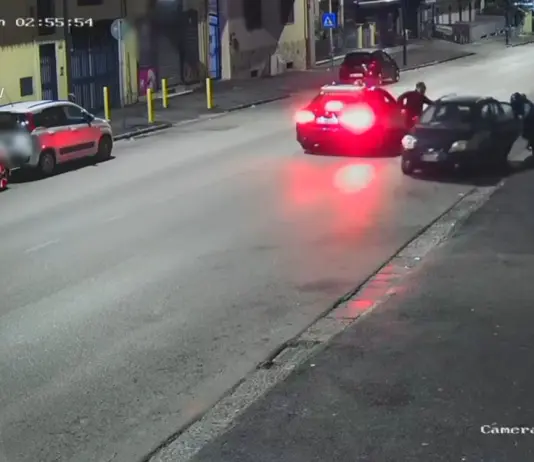 Rapina in piena notte a un commerciante, poi la fuga: arrestato 42enne a Napoli / Video