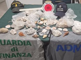 In aeroporto ad Alghero con 6 kg di conchiglie e sabbia, denunciata una turista ungherese