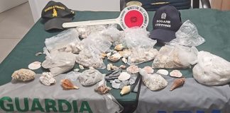 In aeroporto ad Alghero con 6 kg di conchiglie e sabbia, denunciata una turista ungherese