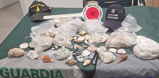 In aeroporto ad Alghero con 6 kg di conchiglie e sabbia, denunciata una turista ungherese