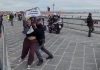 Napoli, attiviste Peta fermano Papamobile per protesta contro le corride / Video